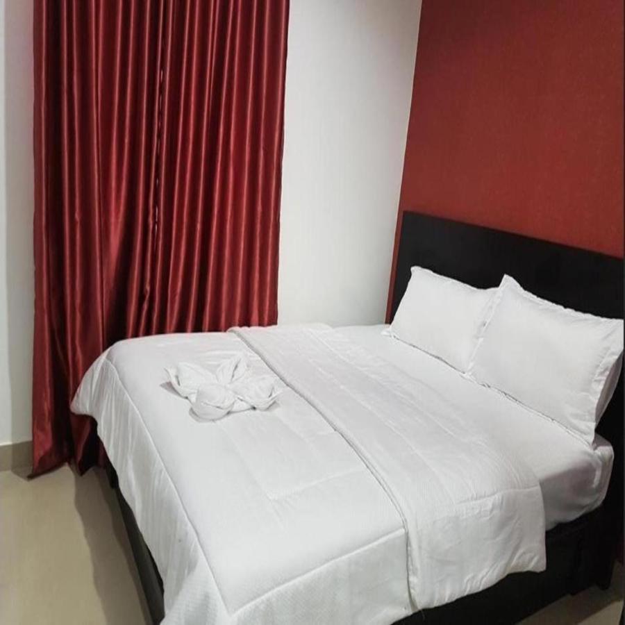 Heine Hotel Manado Bagian luar foto