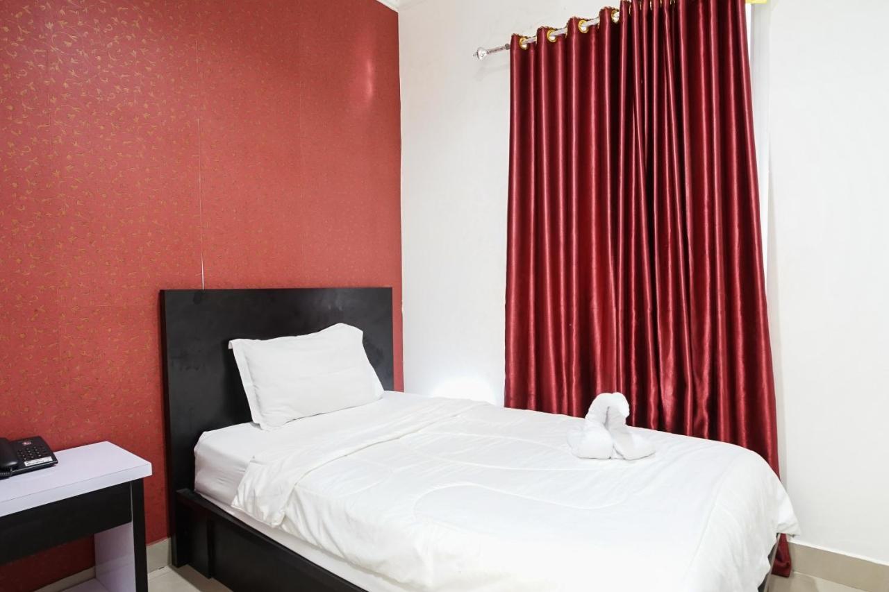 Heine Hotel Manado Bagian luar foto